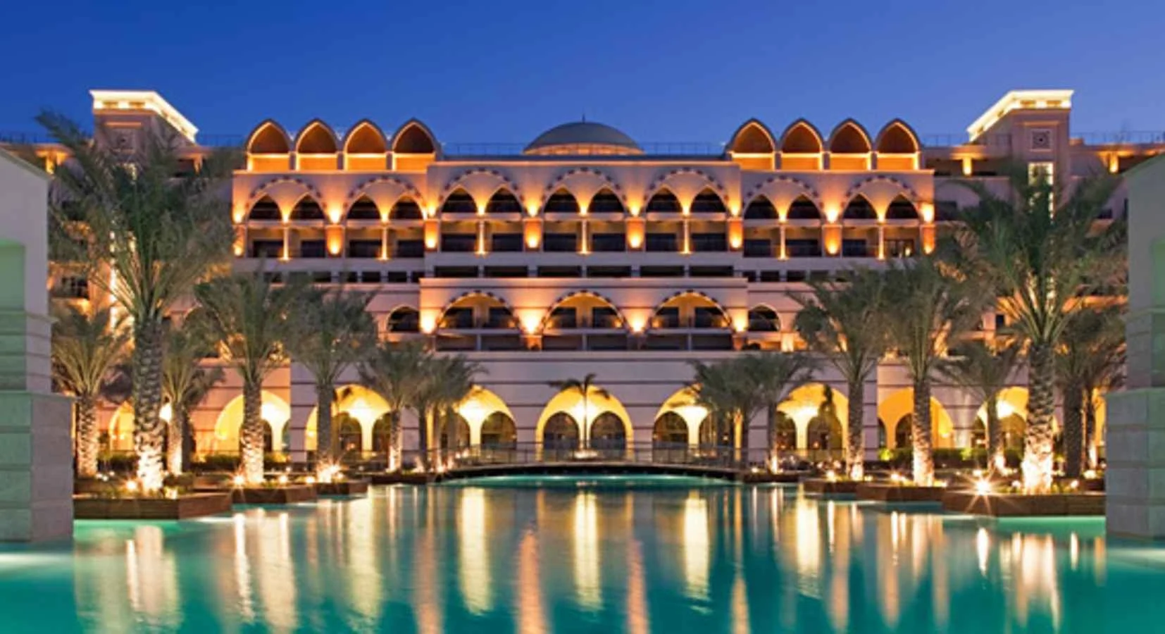 هتل Jumeirah Zabeel Saray یکی از مشهورترین هتل های لوکس دبی با ظاهری مجلل و سنتی در غرب هلال پالم جمیرا میدرخشد.