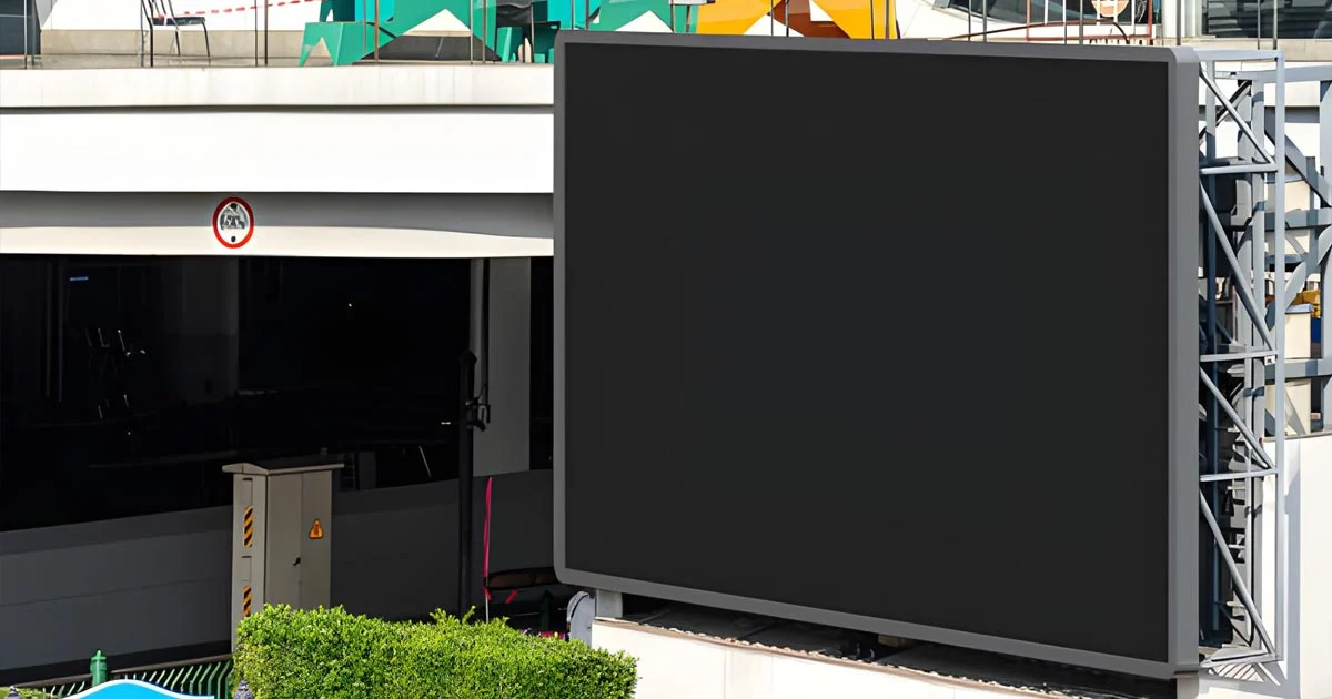 بیلبورد چاپی یا نمایشگر LED؟ انتخاب هوشمندانه برای تبلیغات محیطی